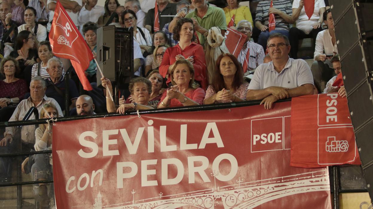 Asistentes al mitin de Pedro Sánchez en Sevilla