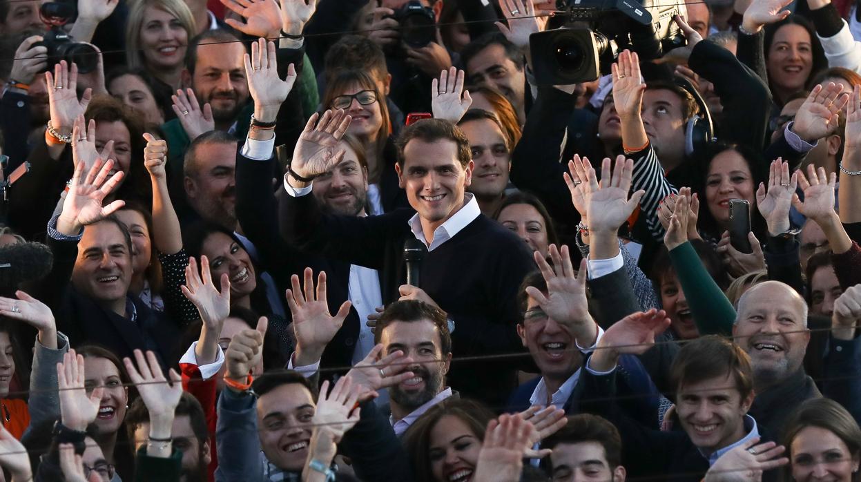 Albert Rivera saluda, junto a Juan Marín, a bordo de un barco en el río Guadalquivir