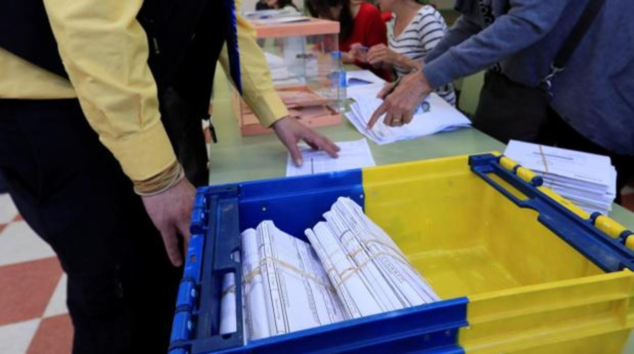 Imagen de archivo: Un funcionario de correos hace entrega, a la presidenta de una mesa del colegio electoral, de votos emitidos por correo