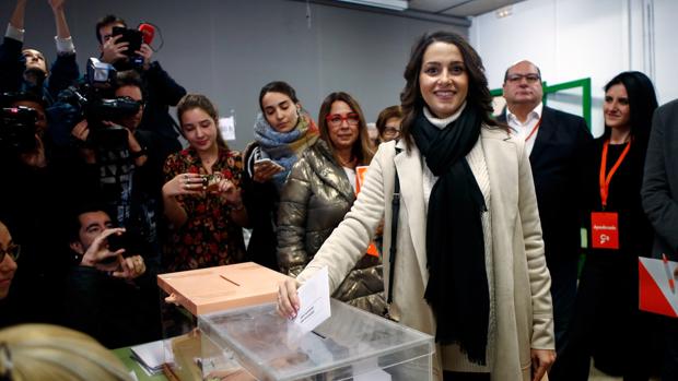 «¡Fascista!», «¡Facha!», «¡Fuera de aquí!»: Inés Arrimadas vota en Barcelona entre gritos e insultos