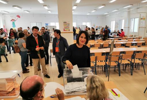 María del Carmen Martínez, cabeza de lista de Cs por Cádiz, vota en un colegio de Jerez