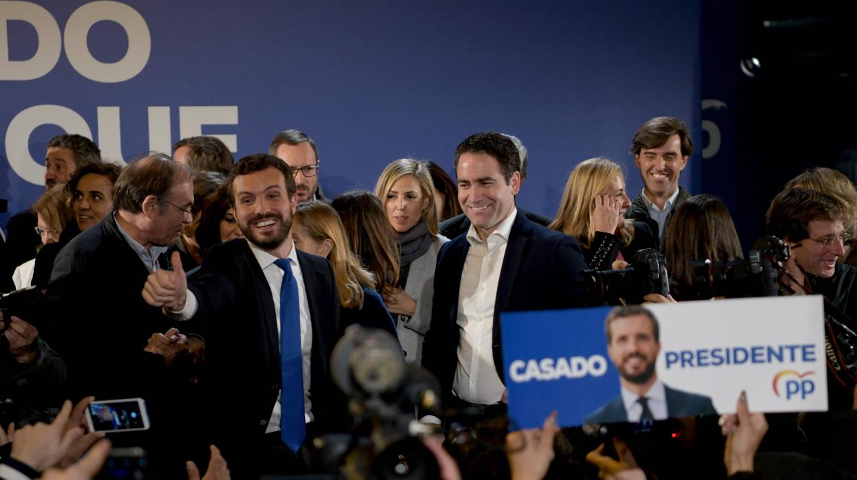 El presidente del PP, Pablo Casado, en Génova durante la noche electoral