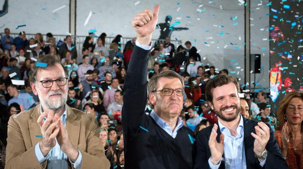 Feijóo, flanqueado por Rajoy y Casado, el pasado 1 de marzo en un acto en Orense