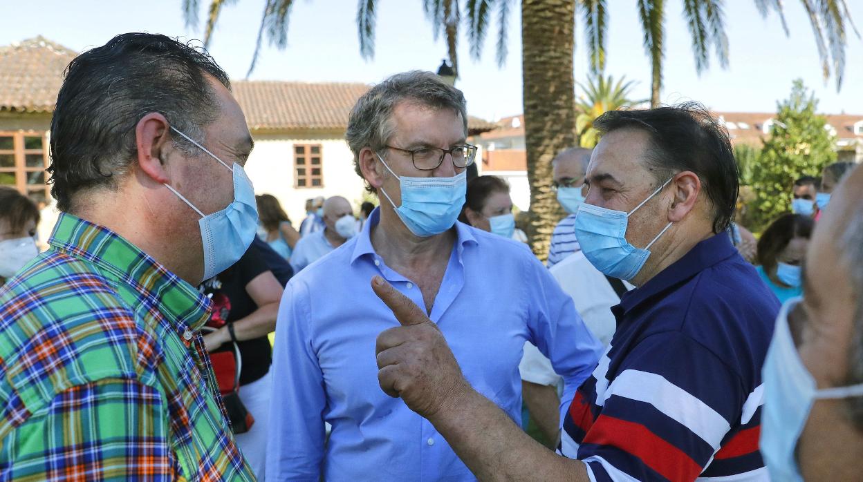 Alberto Núñez Feijóo charla con vecinos tras el mitin en Ames
