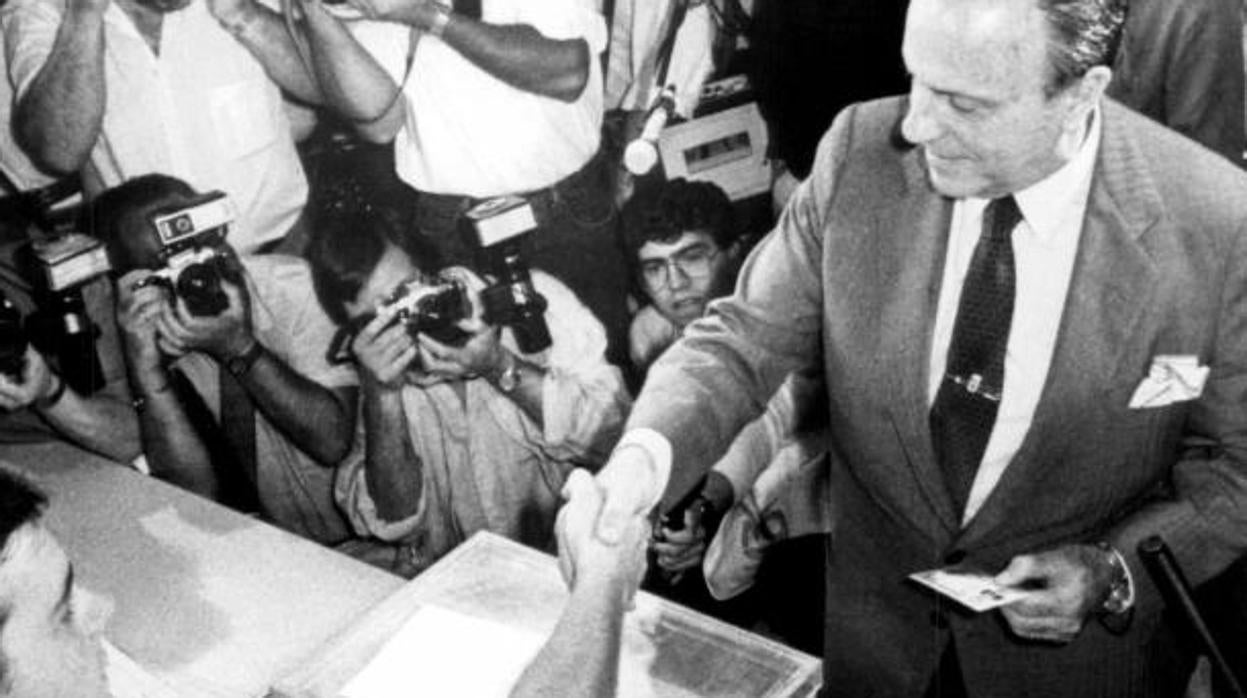 Manuel Fraga, emitiendo un voto, en una imagen de archivo