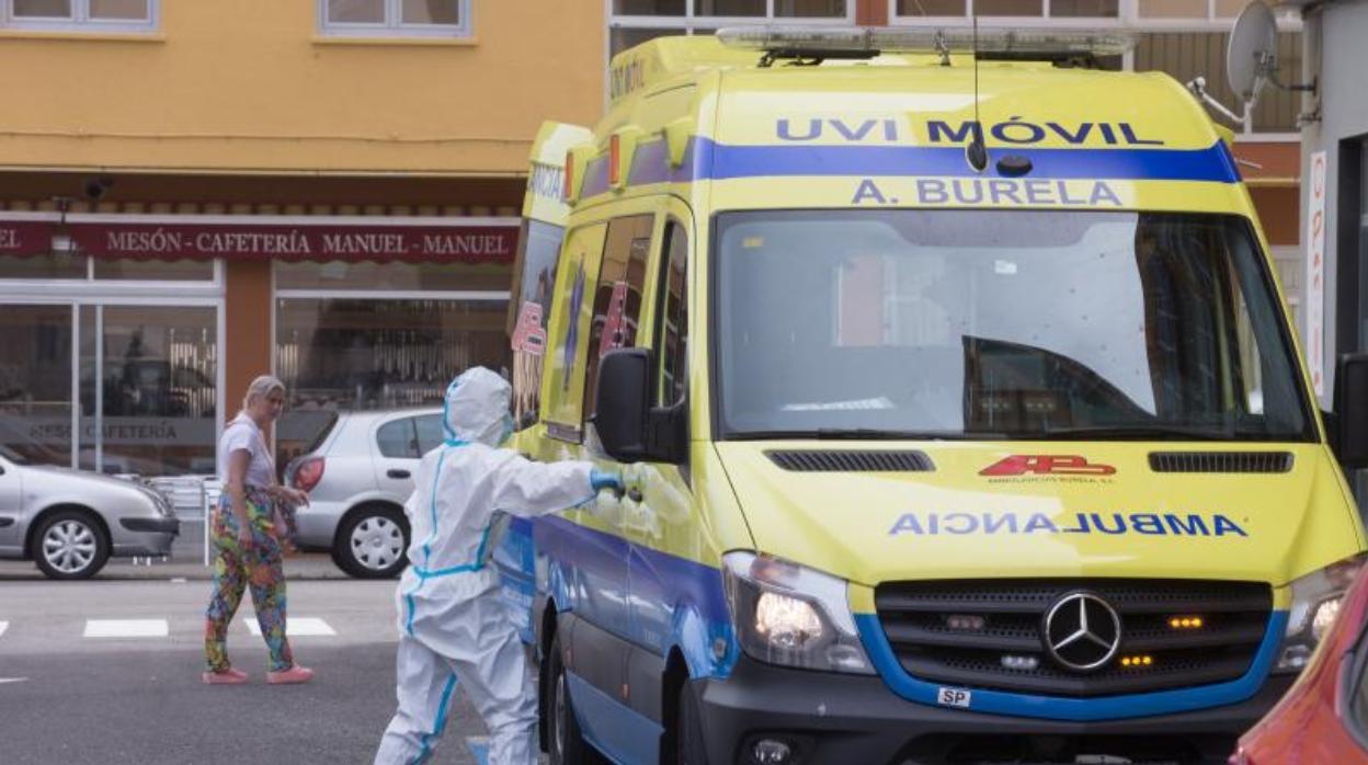 Unos sanitarios se preparan para entrar en una vivienda de Foz, en la comarca lucense de A Mariña