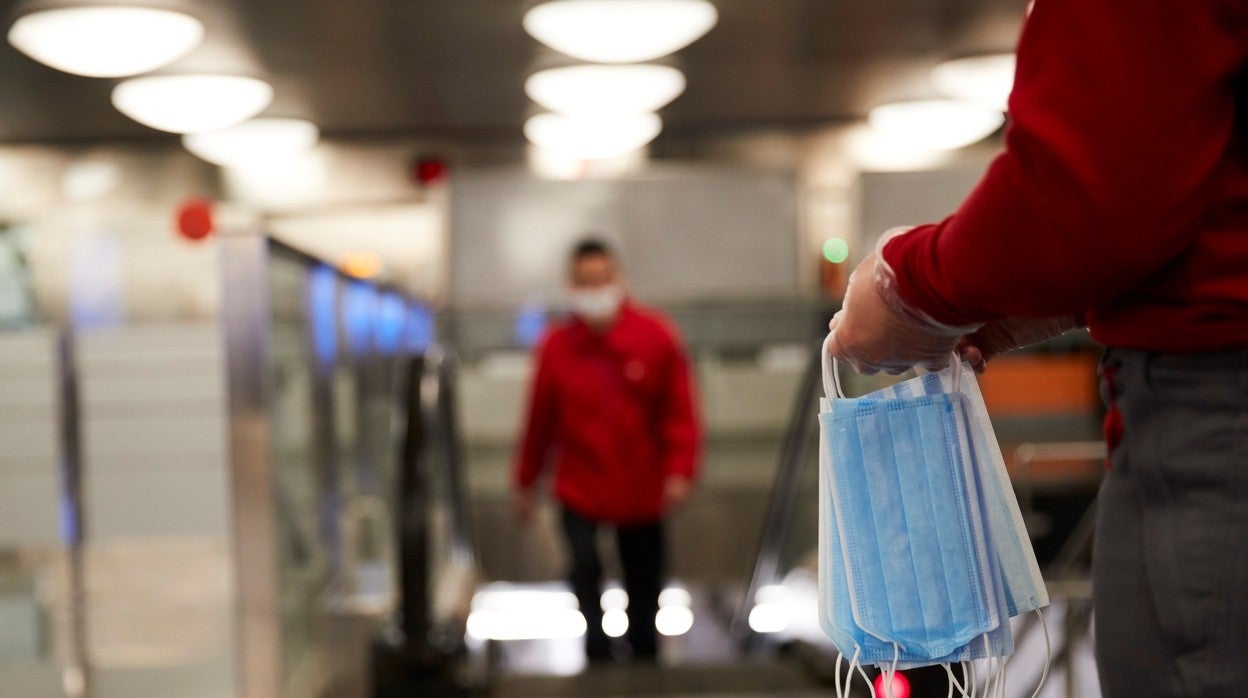 Voluntarios de Protección Civil y de Cruz Roja, en el metro de Barcelona