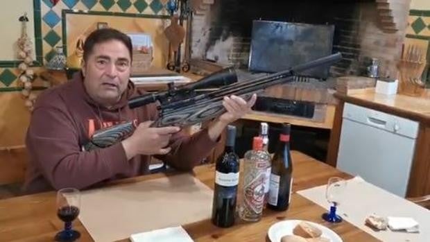 Denunciado por amenazar con un rifle a quienes quisieran boicotear un acto de Vox: «Os espero»