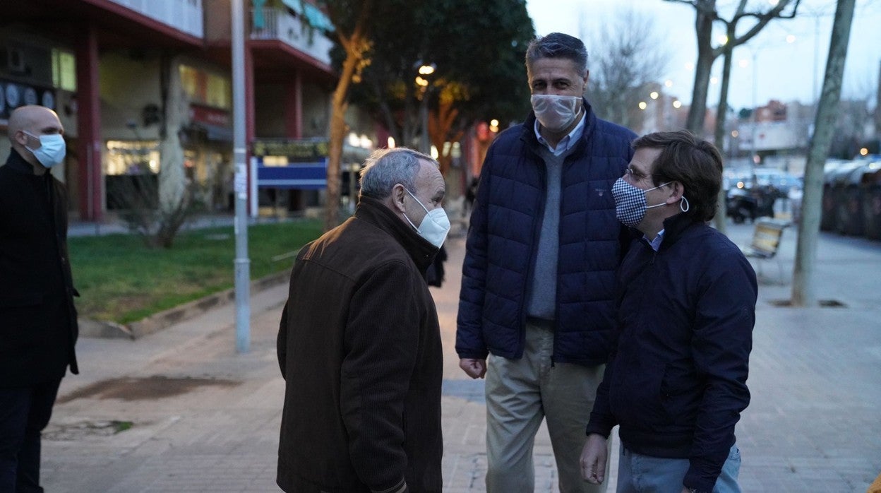 José Luis Martínez Almeida, con Xavier García Albiol ayer en Badalona