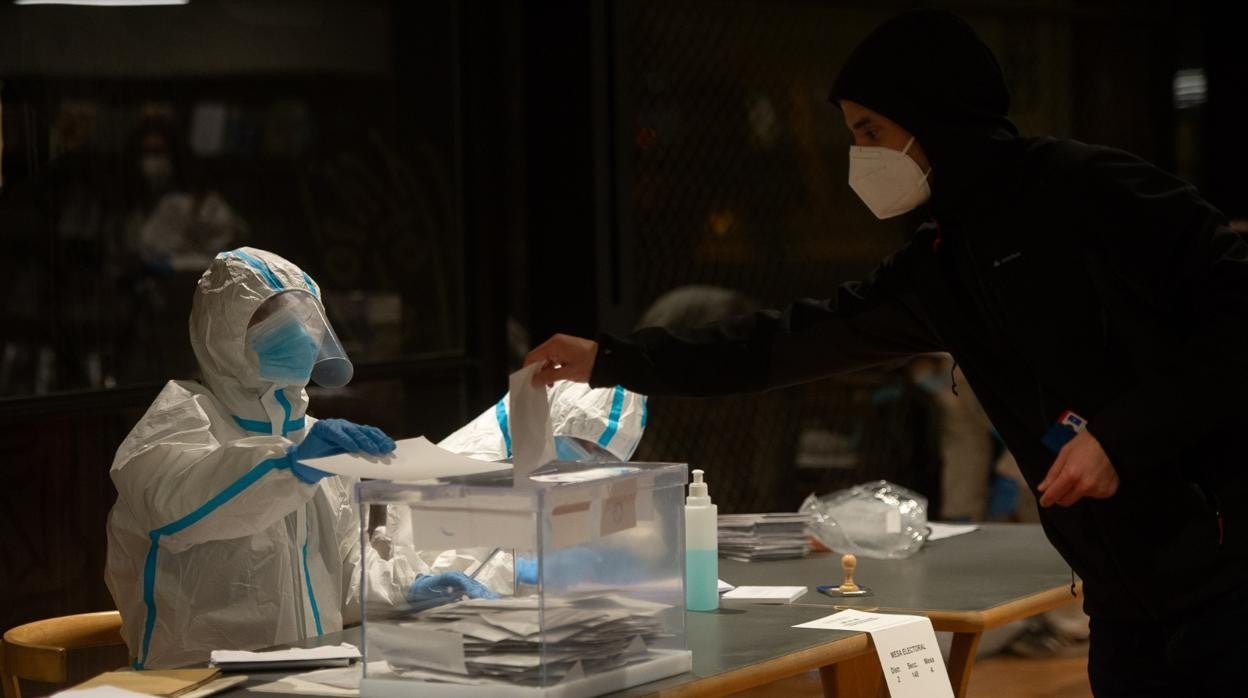 Votantes metiendo su voto en las mesas electorales en Cataluña