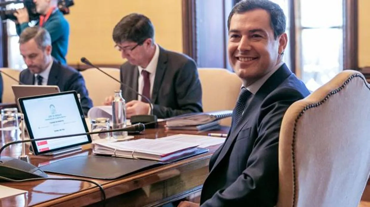 Juanma Moreno en un Consejo de Gobierno