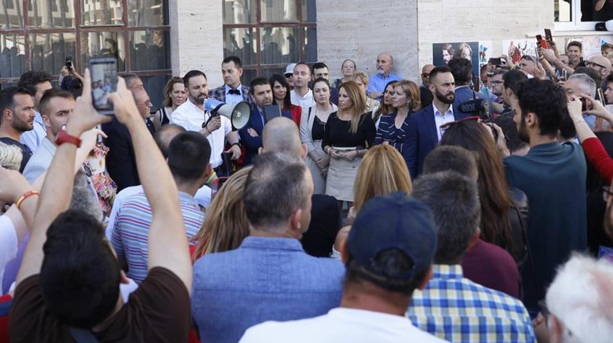 Santiago Abascal, con megáfono en mano, en una vista al municipio de El Ejido.