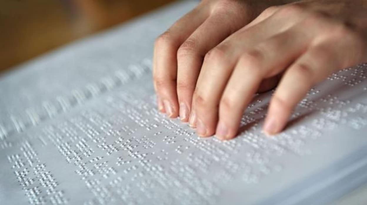 Una persona invidente leyendo en Braille