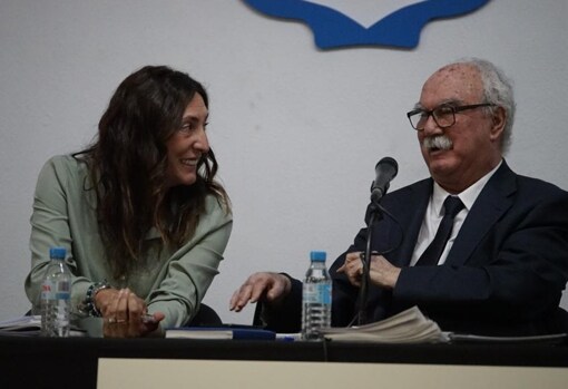 Loles López junto a Juan Antonio Millán en el debate de Corehu