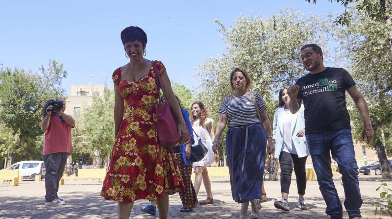 Teresa Rodríguez con miembros de su candidatura en la Alameda de Sevilla