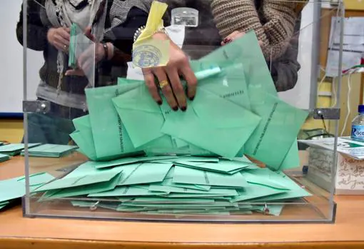 Urna con votos al Parlamento de Andalucía