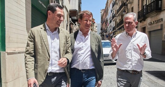 Juanma Moreno, Alberto Núñez Feijóo y José Luis Sanz dando un paseo por la Cuesta del Rosario de Sevilla
