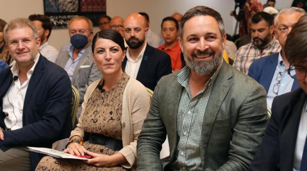 El presidente de Vox, Santiago Abascal, y la candidata a la Presidencia de la Junta, Macarena Olona, en una imagen reciente