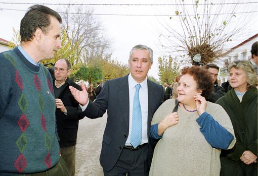 Javier Arenas durante su segunda visita a Marinaleda para dar un mitin, en 1999