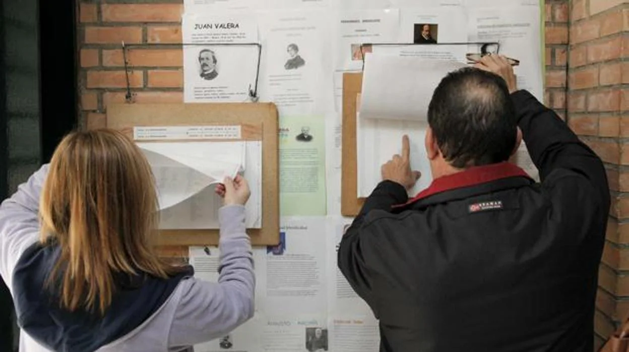 Dos votantes consultan el censo en las elecciones andaluzas de 2018 en Córdoba