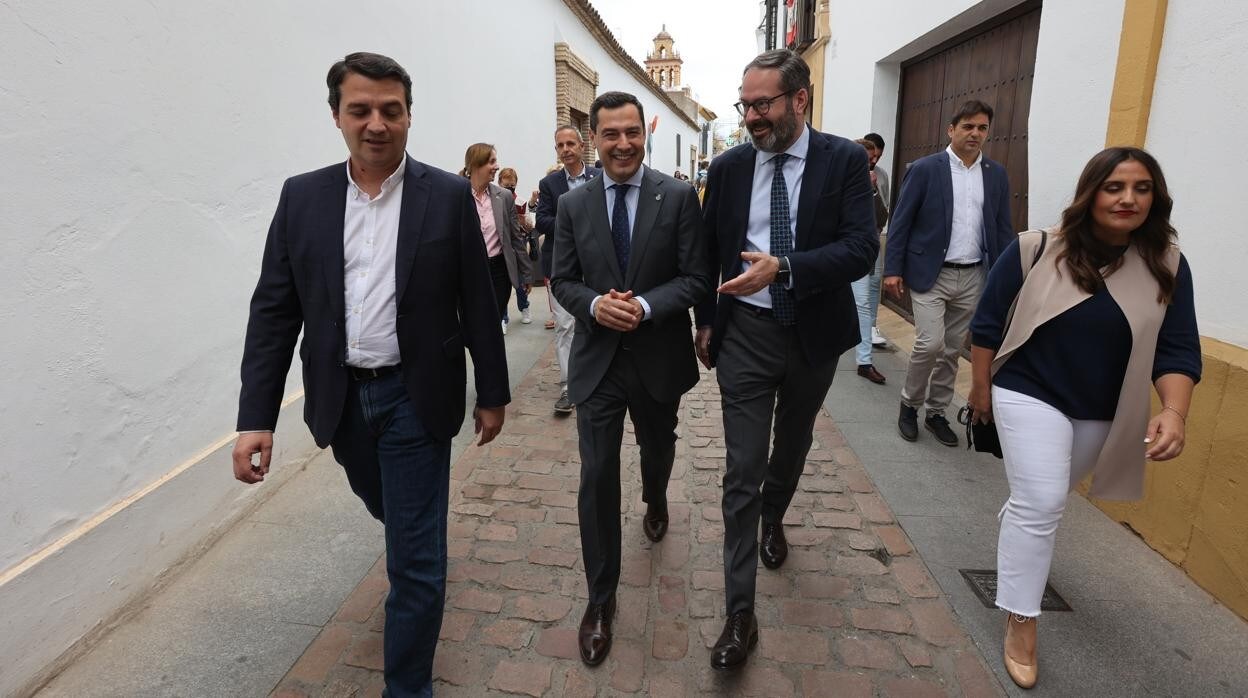 El presidente de la Junta de Andalucía, Juanma Moreno, en una visita a Córdoba, con el alcalde, José María Bellido