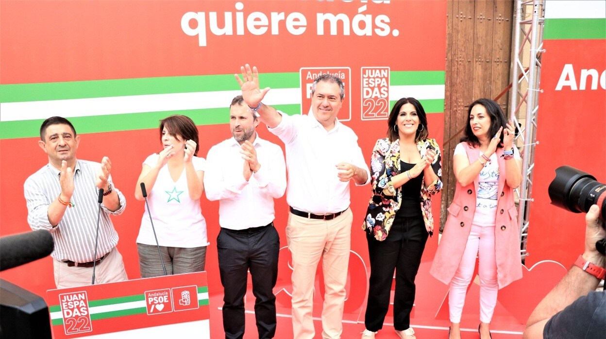 Juan Espadas saluda a los simpatizantes socialistas al finalizar el mitin