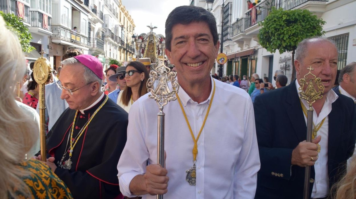 Juan Marín con la hermandad de Sanlúcar de Barrameda