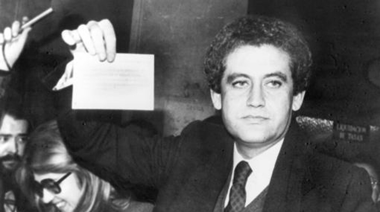El PSOE de Rafael Escuredo obtuvo 66 diputados en las elecciones de 1982