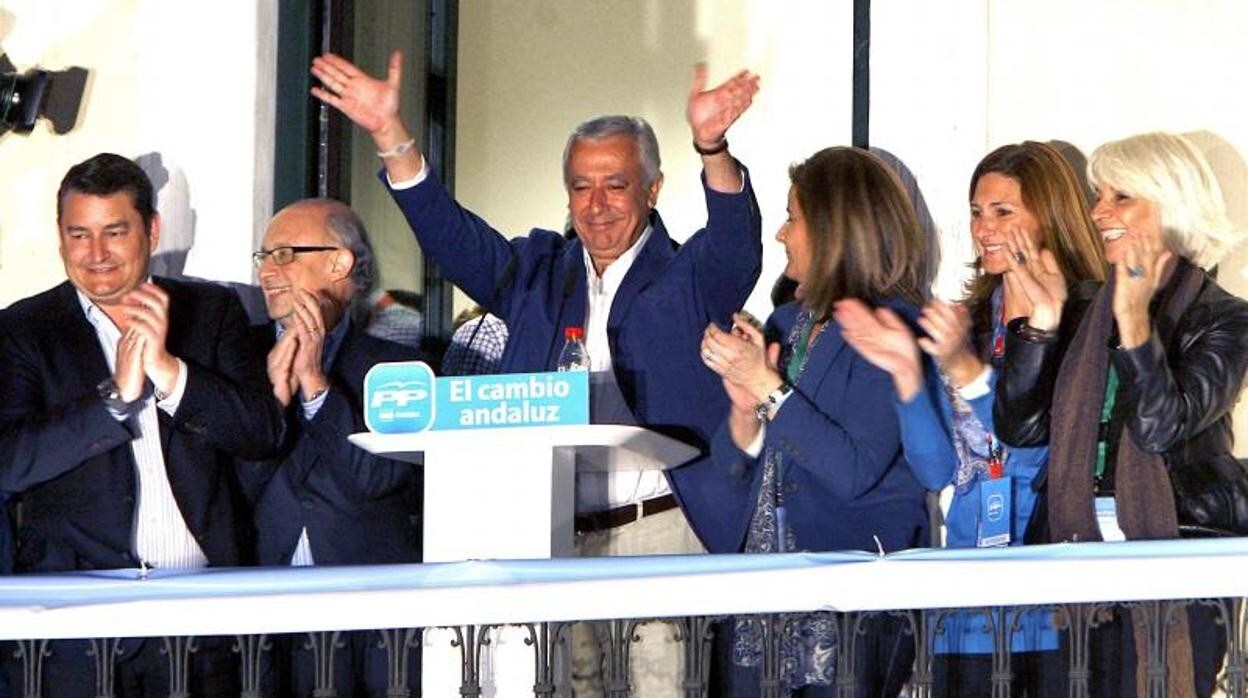 Javier Arenas saluda tras conocerse los resultados de las elecciones autonómicas de 2012, que ganó con mayoría simple