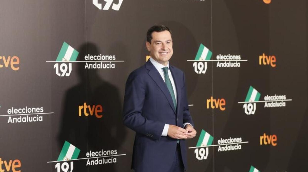 Juanma Moreno, candidato al Partido Popular, antes de comenzar el debate en RTVE