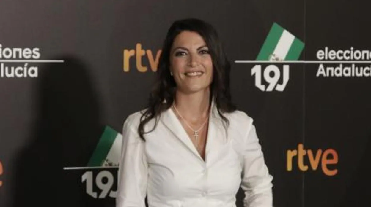 La candidata de Vox, Macarena Olona, posando a su llegada al debate de TVE que se celebró el pasado lunes