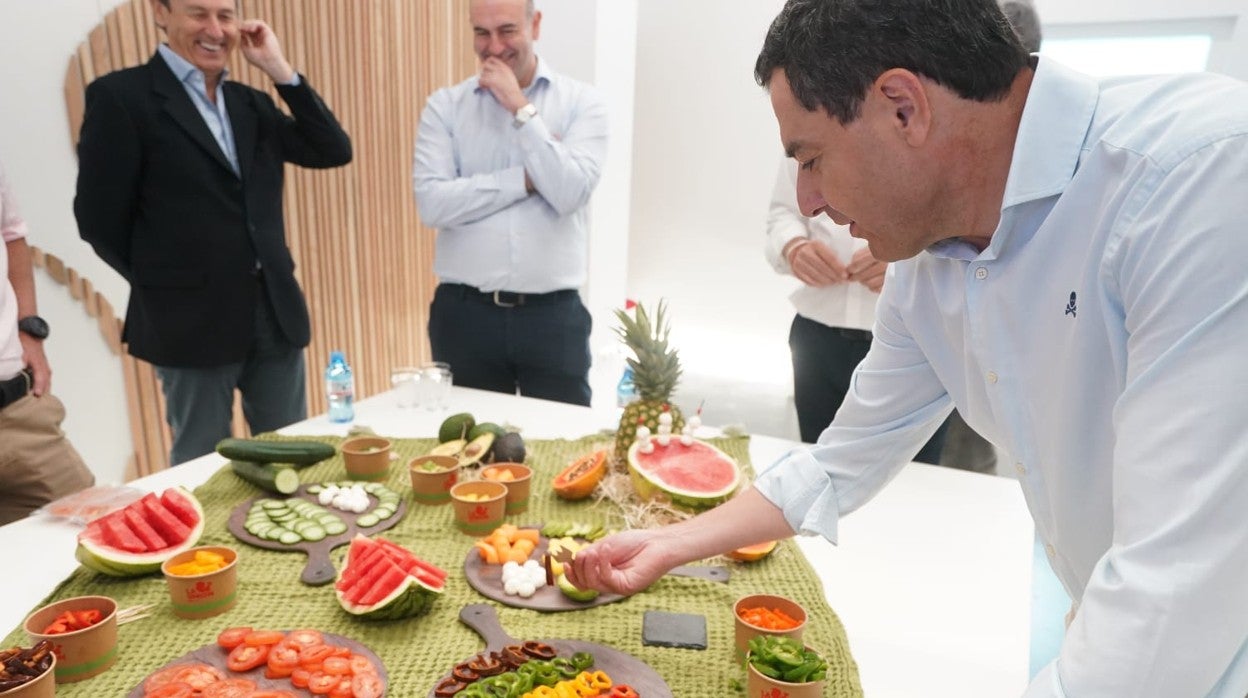 Juanma Moreno durante su visita a la planta de procesado de hortalizas en Adra.