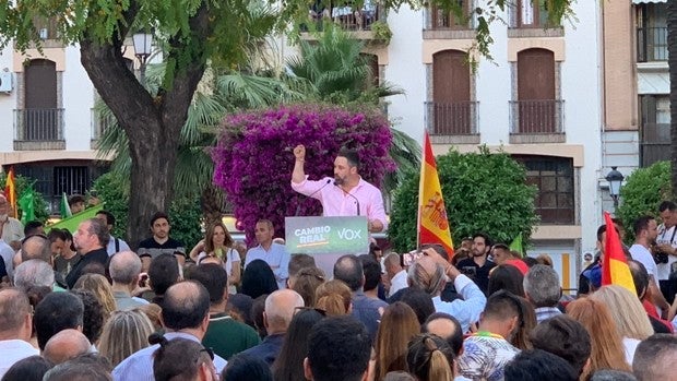 Abascal tiende la mano a Moreno «sin vender nuestros principios»