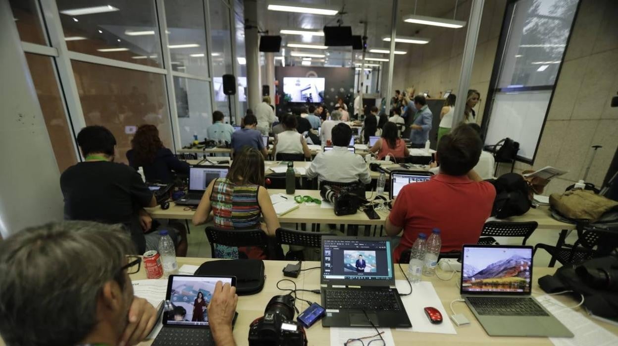 Los candidatos junto a los presentadores del debate en Canal Sur TV