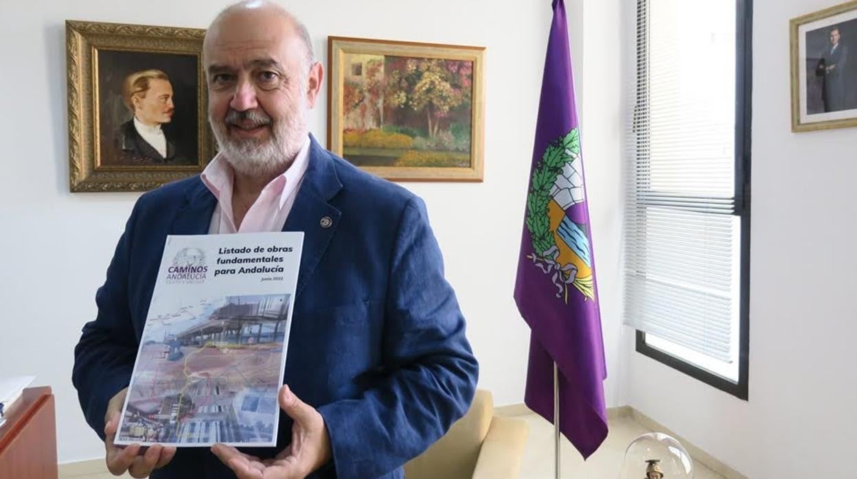 Abraham Carrascosa, representante de los ingenieros en Sevilla, con el documento