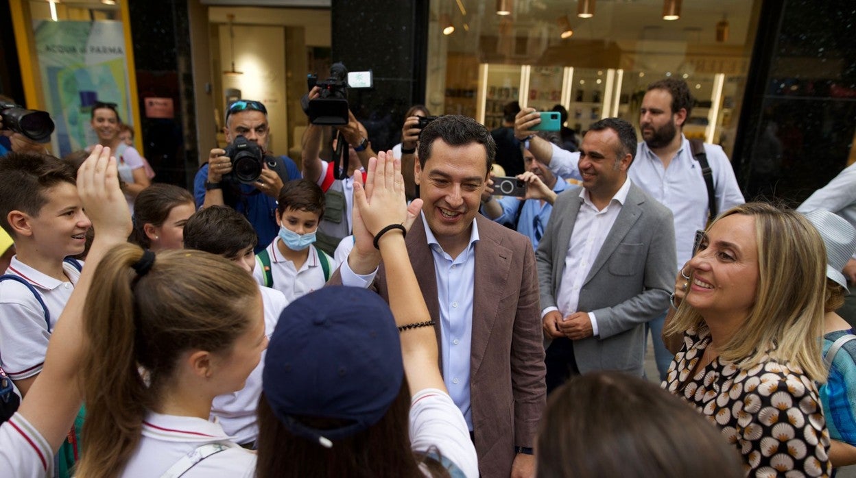 Juanma Moreno en el desayuno de este miércoles en Granada