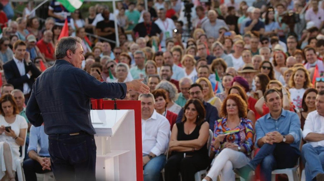 Juan Espadas bromea con Pedro Sánchez en la primera fila del mitin de cierre de campaña