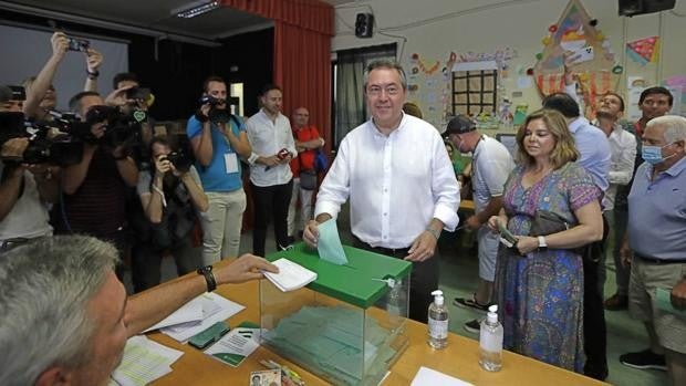 Juan Espadas vota en Sevilla con el deseo de conseguir «los niveles más altos de participación posibles»