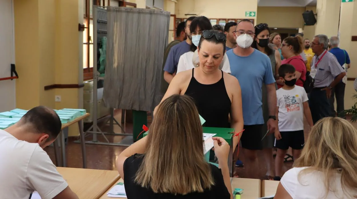 Votantes en un colegio electoral de Lucena este domingo