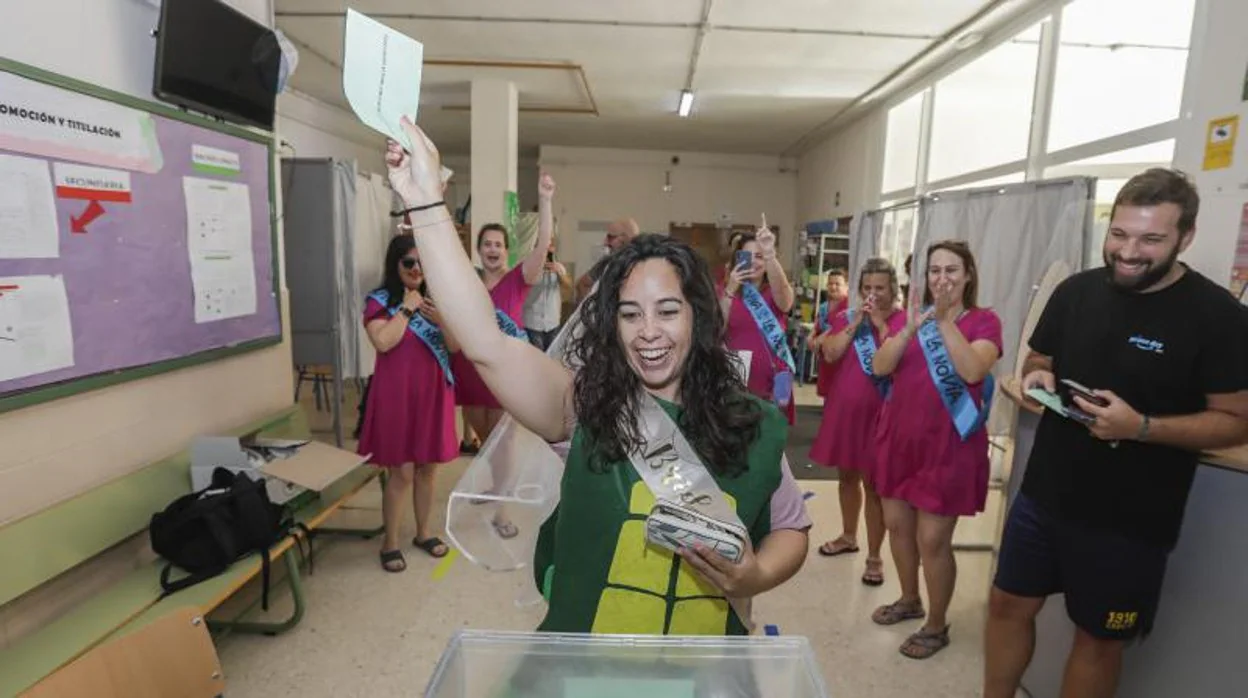 Una novia, de despedida de soltera, vota en un colegio de Cádiz