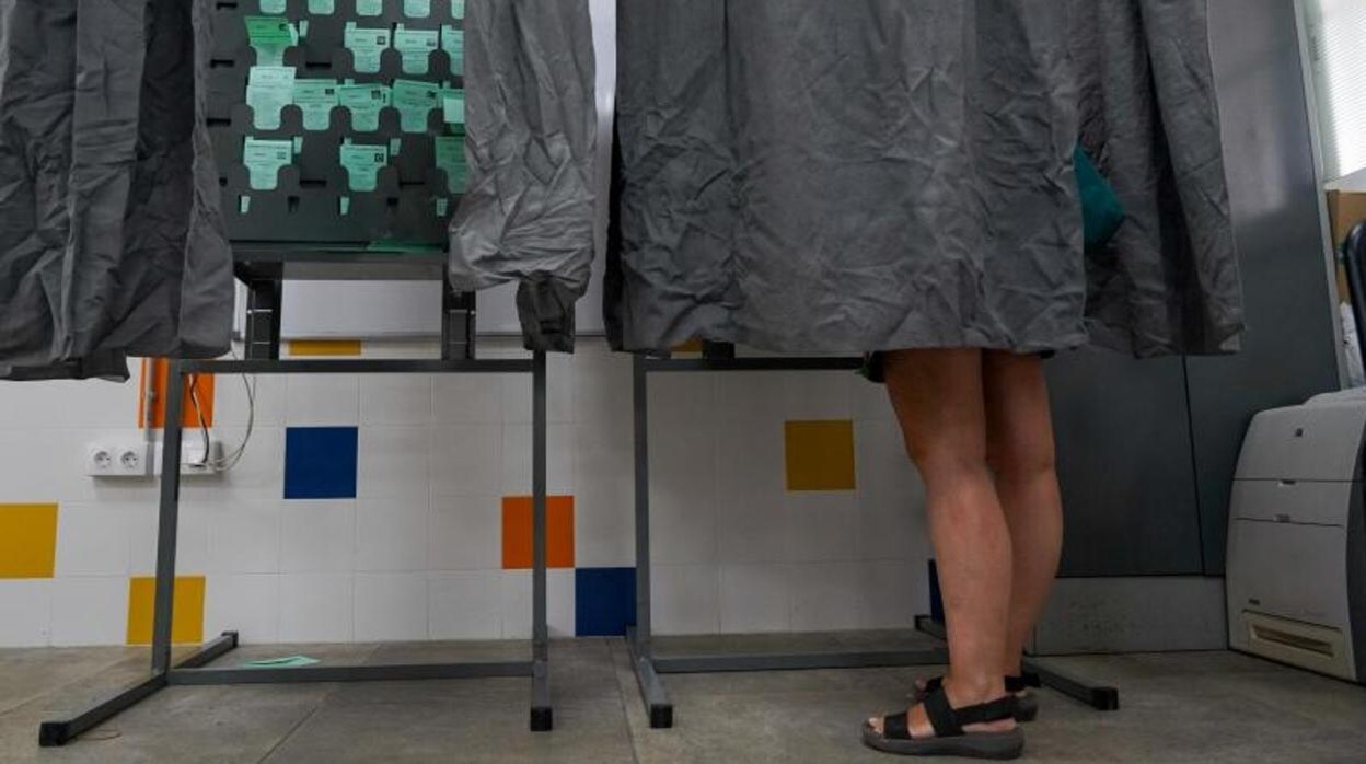 Una votante procede a votar en un colegio electoral de Andalucía