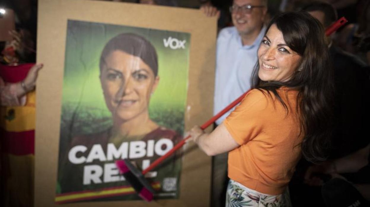 La candidata de Vox en el inicio de la campaña electoral con la pegada de carteles en Granada