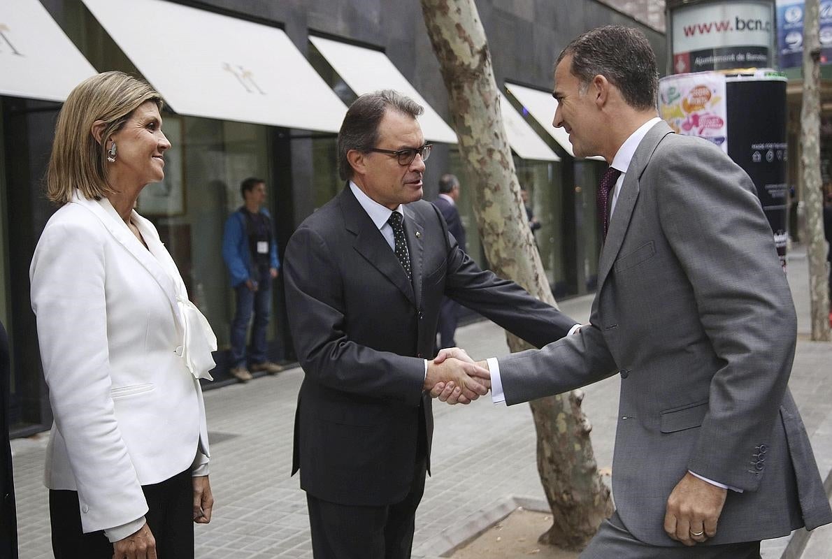 Artur Mas acude a saludar al Rey a su llegada al hotel de Barcelona donde asistió a la asamblea del Foro Iberoamérica