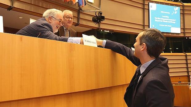 César Sánchez saluda a Arias Cañete en el Parlamento Europeo