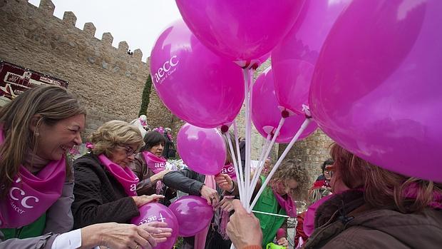 La Muralla de Ávila fue el escenario de los actos contra el cáncer de mama