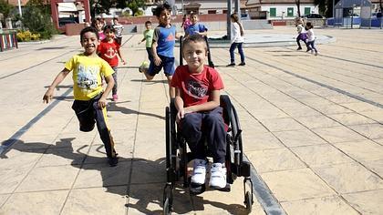 Pelayo, en el patio de su colegio, rodeado de compañeros