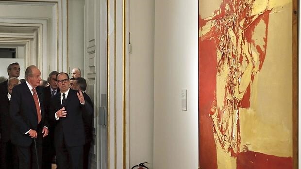 Don Juan Carlos escucha las explicaciones de Rafael Canogar en la exposición de arte contemporáneo del Palacio Real