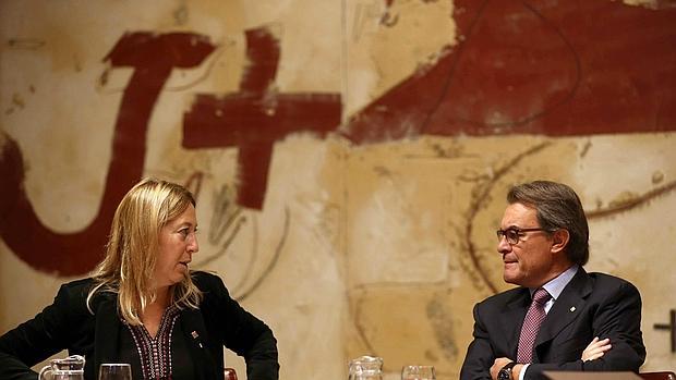 Munté y Mas durante la reunión semanal del gobierno catalán