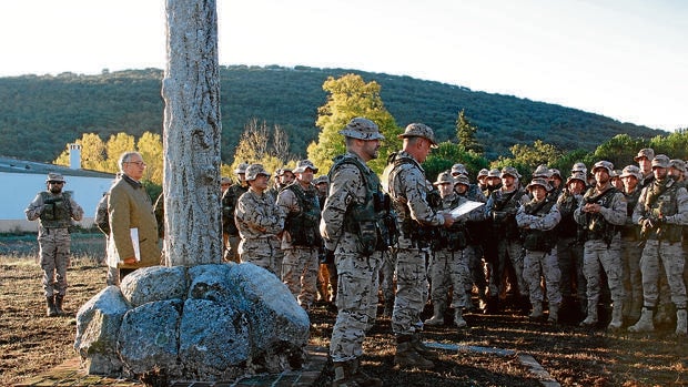 Homenaje ante el monumento a Alfonso XIII rendido por alumnos de la Academia de Infantería