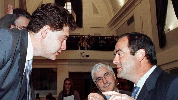 Bono, con Page y Barreda, en una imagen de archivo